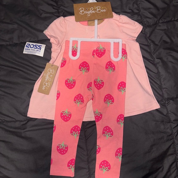 Strawberry Themed Baby Clothing Set NWT - Picture 4 of 12